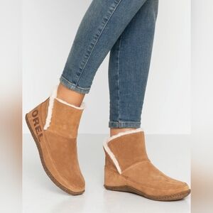 Sorel Nakiska Tan Winter Boots with White Trim Size 7 Like New MSRP $104.95